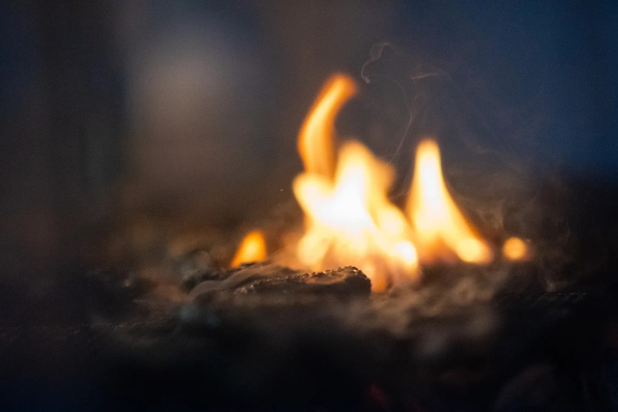Glühende Kohle mit offener Flamme