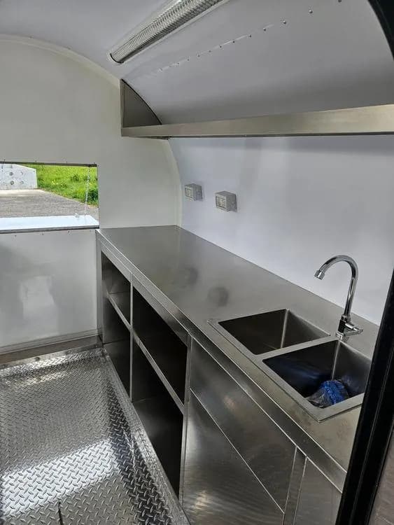 Innenausbau des Anhängers mit Edelstahl-Arbeitsflächen und Spüle