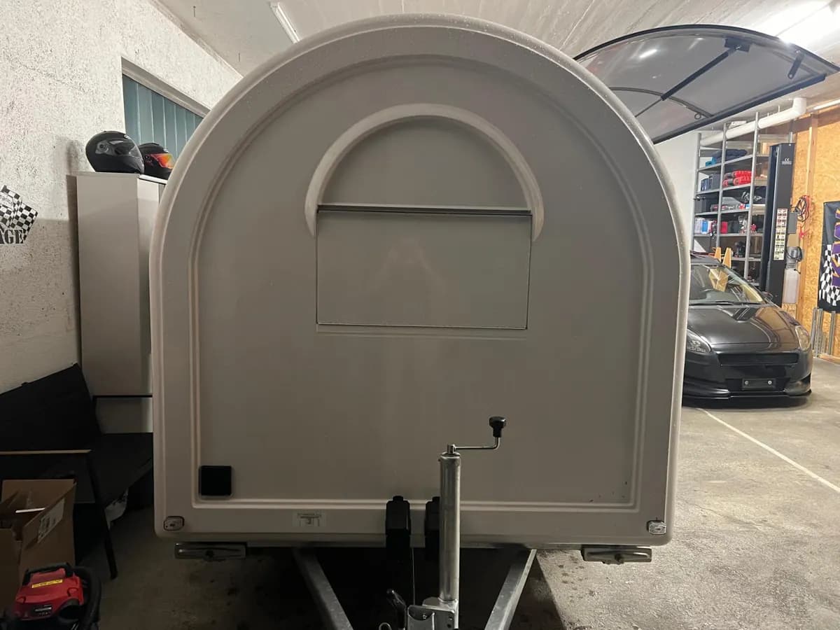 Weisser, leerer Verkaufsanhänger in einer Garage