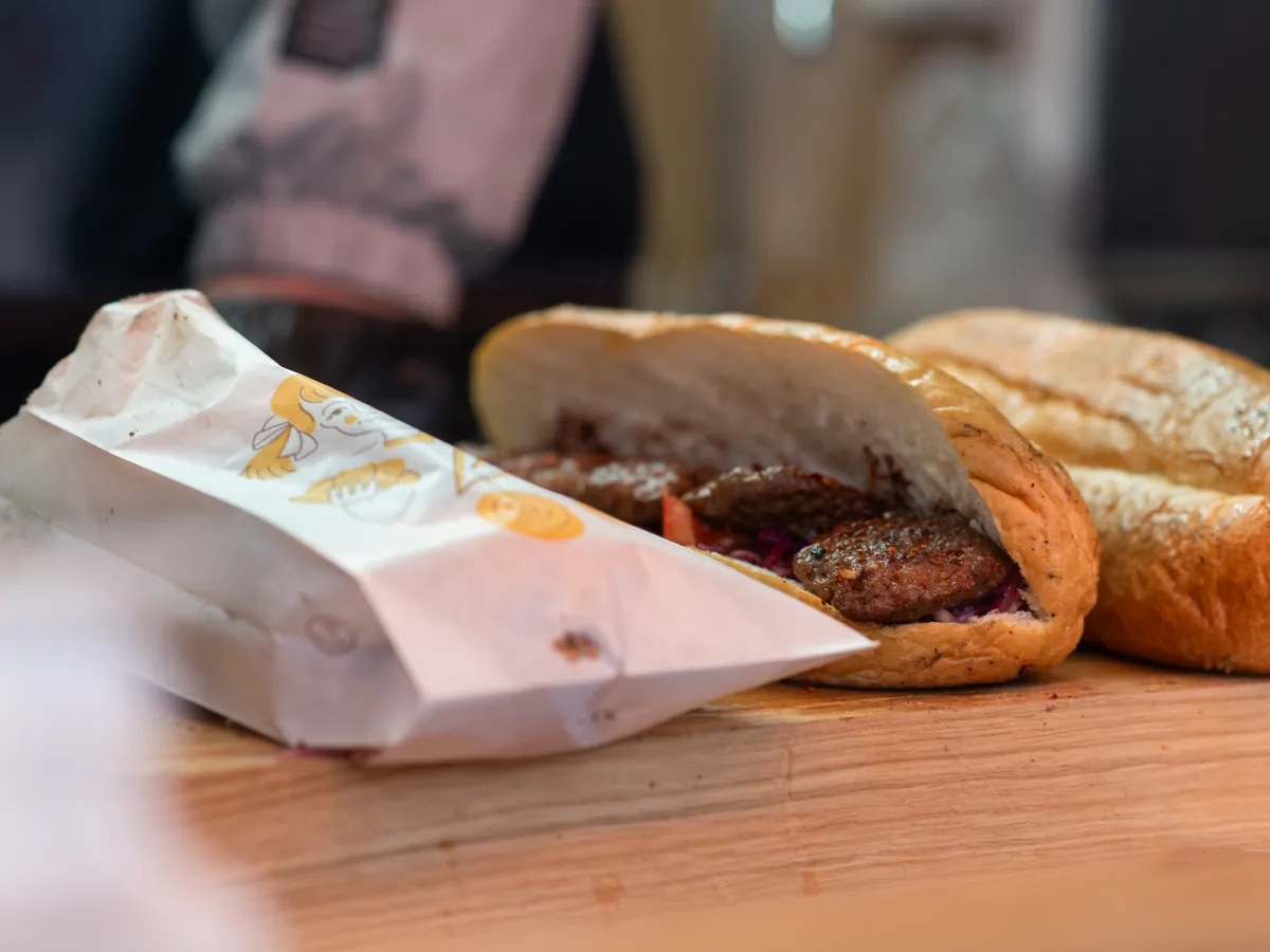 Ein frisches Köfte-Brot auf der Holztheke im Truck