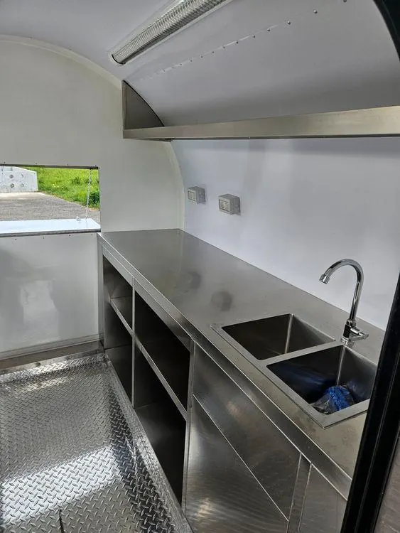 Innenausbau mit Edelstahl-Arbeitsflächen und Spüle